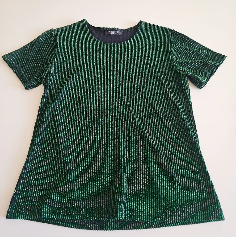 Impressions Lifestyle Metallic Emerald Ribbed Short Sleeve Top